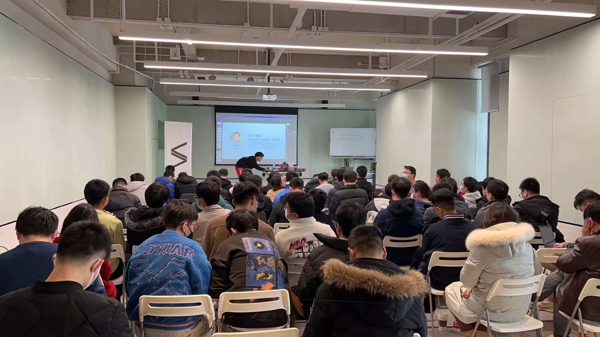 T Salon 技术活动现场,开发者正在听嘉宾分享